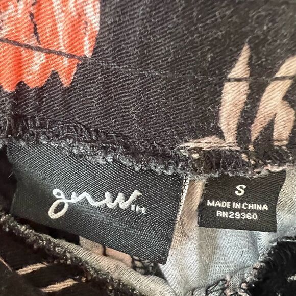 GNE Women's Floral Rayon Pull On Capri Black Size Small - Picture 4 of 6